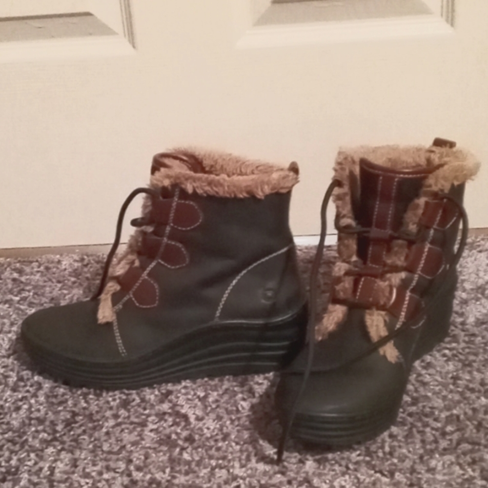 Bionico Size 7 Black Upper Leather with Brown Accents Wedge Boots